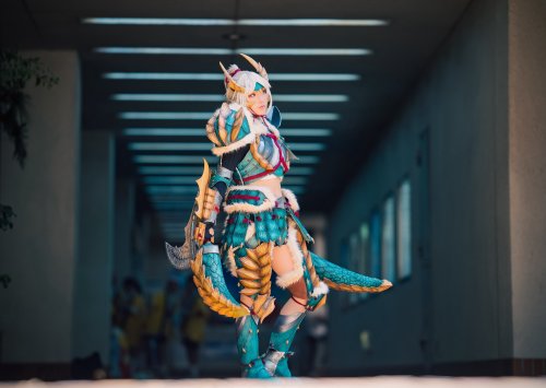 《怪物猎人》雷狼龙套女猎人COS赏 樱花妹面庞吸睛！