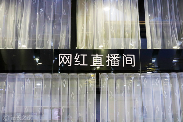 李佳琦“持证上岗”首秀:3秒售出40台奔驰汽车