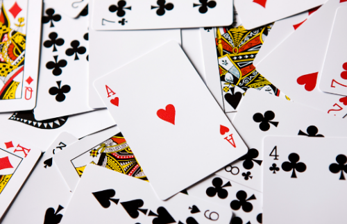 扑克吹牛怎么玩的：全面解析游戏规则与技巧