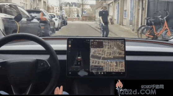 实测画面震动,马斯克,特斯拉主动驾驶已能辨认手势信号 开车真能玩手机睡觉了