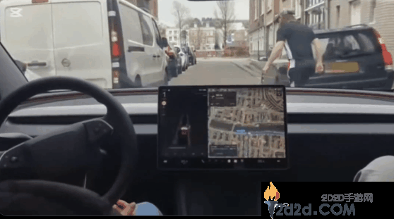 实测画面震动,马斯克,特斯拉主动驾驶已能辨认手势信号 开车真能玩手机睡觉了
